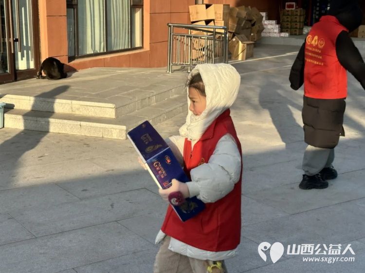 情暖军属守初心志愿同行贺新春 山西省学雷锋志愿服务总队的志愿者们在太原解放纪念馆活动现场将新春的问候与诚挚的敬意送至军属身旁让红色精神在志愿服务中薪火相传 - 第7张