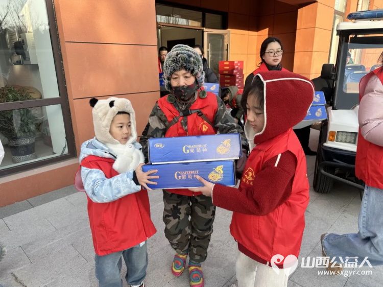 情暖军属守初心志愿同行贺新春 山西省学雷锋志愿服务总队的志愿者们在太原解放纪念馆活动现场将新春的问候与诚挚的敬意送至军属身旁让红色精神在志愿服务中薪火相传 - 第5张