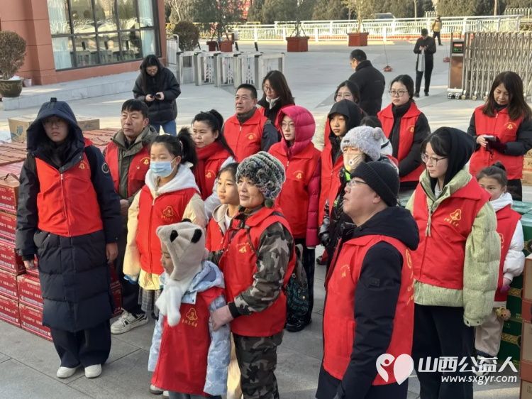 情暖军属守初心志愿同行贺新春 山西省学雷锋志愿服务总队的志愿者们在太原解放纪念馆活动现场将新春的问候与诚挚的敬意送至军属身旁让红色精神在志愿服务中薪火相传 - 第13张