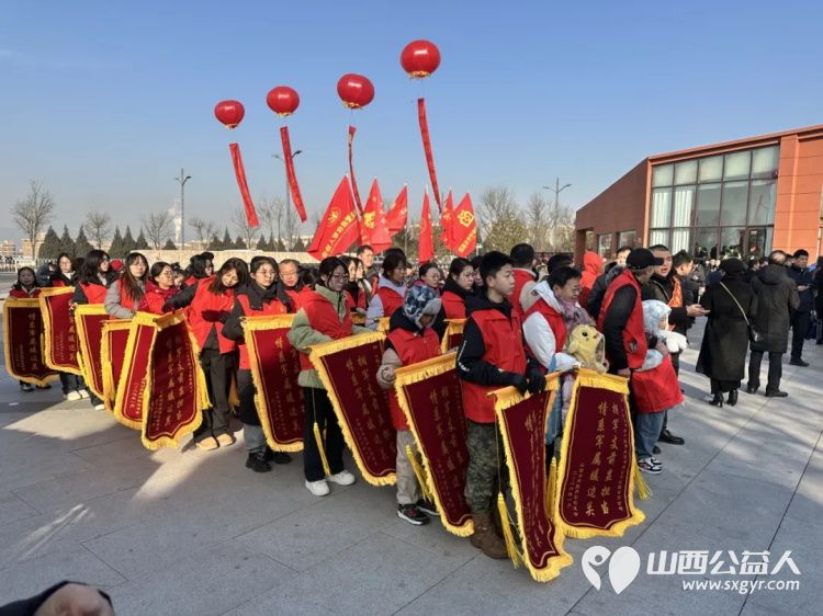 情暖军属守初心志愿同行贺新春 山西省学雷锋志愿服务总队的志愿者们在太原解放纪念馆活动现场将新春的问候与诚挚的敬意送至军属身旁让红色精神在志愿服务中薪火相传 - 第10张