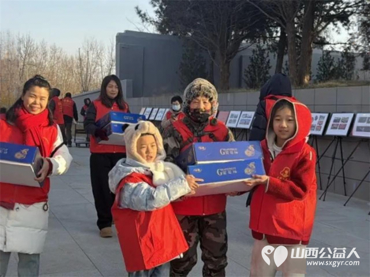 情暖军属守初心志愿同行贺新春 山西省学雷锋志愿服务总队的志愿者们在太原解放纪念馆活动现场将新春的问候与诚挚的敬意送至军属身旁让红色精神在志愿服务中薪火相传 - 第4张