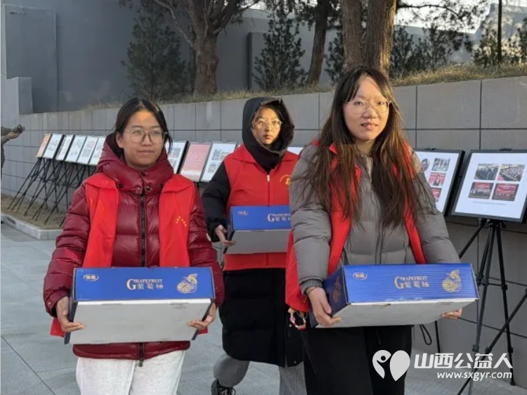 情暖军属守初心志愿同行贺新春 山西省学雷锋志愿服务总队的志愿者们在太原解放纪念馆活动现场将新春的问候与诚挚的敬意送至军属身旁让红色精神在志愿服务中薪火相传 - 第6张