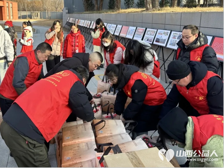 情暖军属守初心志愿同行贺新春 山西省学雷锋志愿服务总队的志愿者们在太原解放纪念馆活动现场将新春的问候与诚挚的敬意送至军属身旁让红色精神在志愿服务中薪火相传 - 第2张