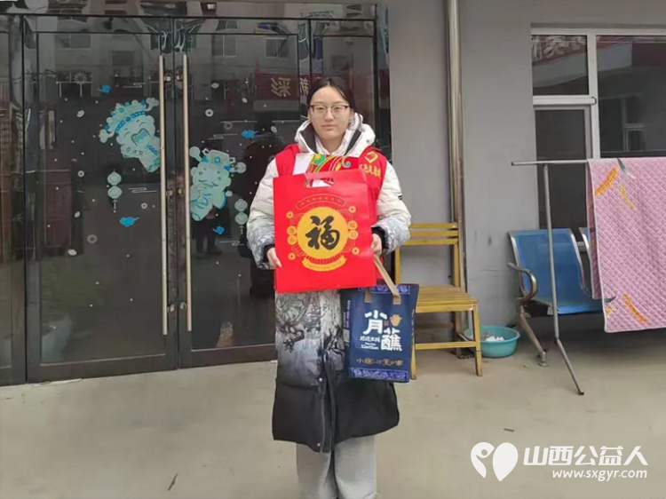 忻州市红色志愿者走进忻府区晚霞福利养老院送春联清洁居住环境卫生与老人促膝谈心让老人们倍感幸福与温暖 - 第3张