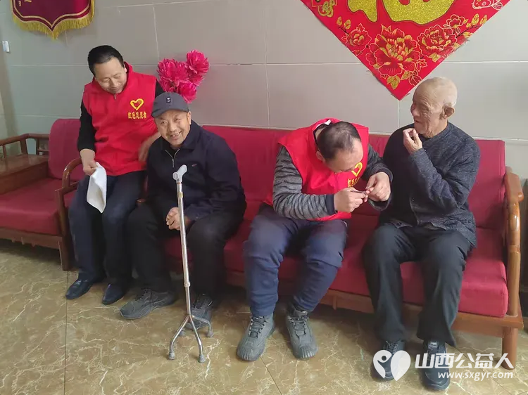 忻州市红色志愿者走进忻府区晚霞福利养老院送春联清洁居住环境卫生与老人促膝谈心让老人们倍感幸福与温暖 - 第5张