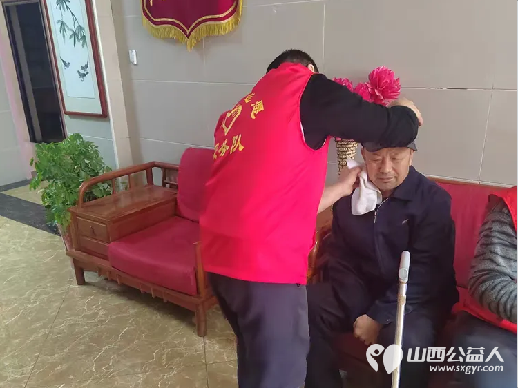 忻州市红色志愿者走进忻府区晚霞福利养老院送春联清洁居住环境卫生与老人促膝谈心让老人们倍感幸福与温暖 - 第6张