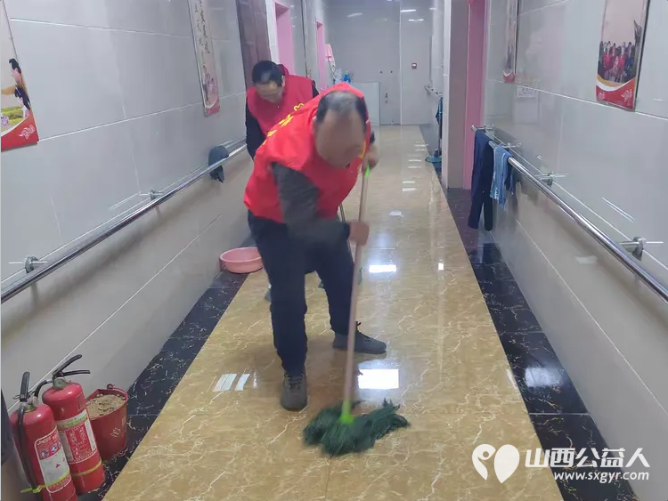 忻州市红色志愿者走进忻府区晚霞福利养老院送春联清洁居住环境卫生与老人促膝谈心让老人们倍感幸福与温暖 - 第9张