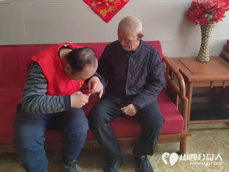 忻州市红色志愿者走进忻府区晚霞福利养老院送春联清洁居住环境卫生与老人促膝谈心让老人们倍感幸福与温暖 - 第7张