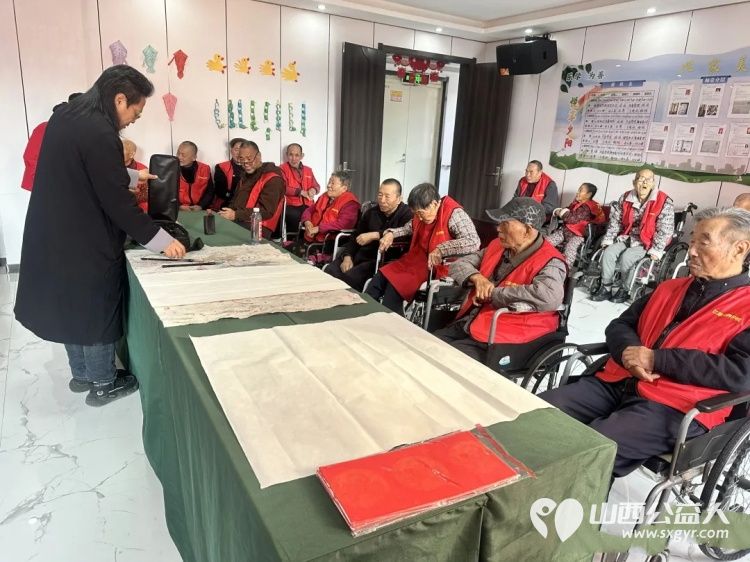 春联映夕阳笔墨送春归 太原市杏花岭区美术家协会书法家走进太原市杏花岭区比家美慈爱养护院开展迎新春·送祝福公益写对联活动 - 第4张 - 山西公益人 春联映夕阳笔墨送春归 太原市杏花岭区美术家协会书法家走进太原市杏花岭区比家美慈爱养护院开展迎新春·送祝福公益写对联活动 - 第4张