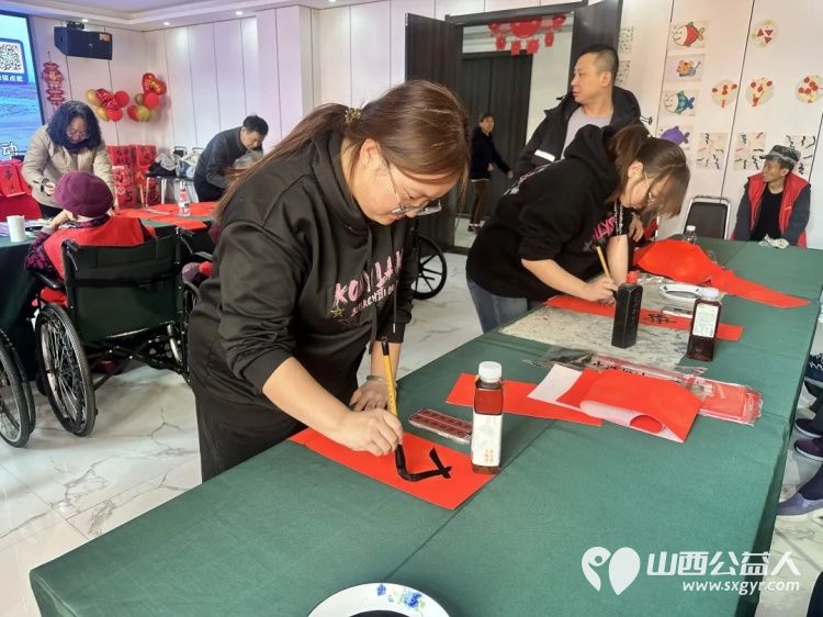 春联映夕阳笔墨送春归 太原市杏花岭区美术家协会书法家走进太原市杏花岭区比家美慈爱养护院开展迎新春·送祝福公益写对联活动 - 第7张 - 山西公益人 春联映夕阳笔墨送春归 太原市杏花岭区美术家协会书法家走进太原市杏花岭区比家美慈爱养护院开展迎新春·送祝福公益写对联活动 - 第7张