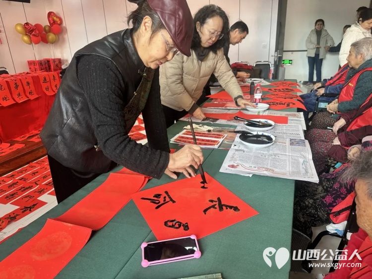 春联映夕阳笔墨送春归 太原市杏花岭区美术家协会书法家走进太原市杏花岭区比家美慈爱养护院开展迎新春·送祝福公益写对联活动 - 第5张 - 山西公益人 春联映夕阳笔墨送春归 太原市杏花岭区美术家协会书法家走进太原市杏花岭区比家美慈爱养护院开展迎新春·送祝福公益写对联活动 - 第5张