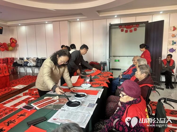 春联映夕阳笔墨送春归 太原市杏花岭区美术家协会书法家走进太原市杏花岭区比家美慈爱养护院开展迎新春·送祝福公益写对联活动 - 第3张 - 山西公益人 春联映夕阳笔墨送春归 太原市杏花岭区美术家协会书法家走进太原市杏花岭区比家美慈爱养护院开展迎新春·送祝福公益写对联活动 - 第3张