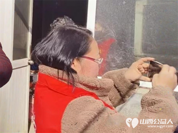 红马甲暖遍忻州乡野阳光爱心点亮新春年味 忻州阳光爱心公益团队联合增寿口腔花园街店举办这场爱心行动为8户老人们提供了物资赞助米面油花糕猪肉鸡蛋等 - 第9张 - 山西公益人 红马甲暖遍忻州乡野阳光爱心点亮新春年味 忻州阳光爱心公益团队联合增寿口腔花园街店举办这场爱心行动为8户老人们提供了物资赞助米面油花糕猪肉鸡蛋等 - 第9张