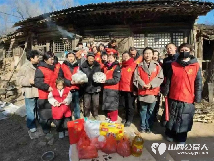 红马甲暖遍忻州乡野阳光爱心点亮新春年味 忻州阳光爱心公益团队联合增寿口腔花园街店举办这场爱心行动为8户老人们提供了物资赞助米面油花糕猪肉鸡蛋等 - 第1张 - 山西公益人 红马甲暖遍忻州乡野阳光爱心点亮新春年味 忻州阳光爱心公益团队联合增寿口腔花园街店举办这场爱心行动为8户老人们提供了物资赞助米面油花糕猪肉鸡蛋等 - 第1张