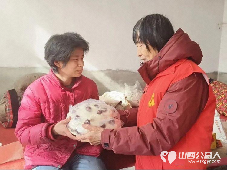 红马甲暖遍忻州乡野阳光爱心点亮新春年味 忻州阳光爱心公益团队联合增寿口腔花园街店举办这场爱心行动为8户老人们提供了物资赞助米面油花糕猪肉鸡蛋等 - 第5张 - 山西公益人 红马甲暖遍忻州乡野阳光爱心点亮新春年味 忻州阳光爱心公益团队联合增寿口腔花园街店举办这场爱心行动为8户老人们提供了物资赞助米面油花糕猪肉鸡蛋等 - 第5张