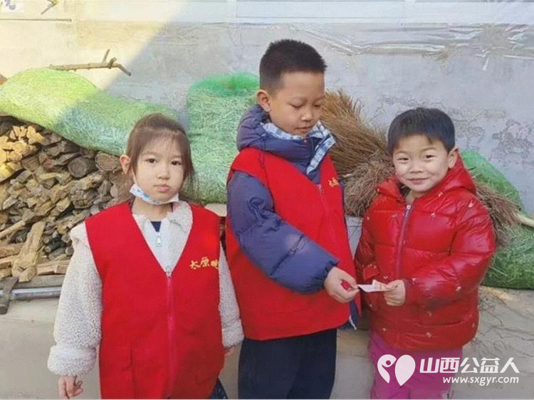 红马甲暖遍忻州乡野阳光爱心点亮新春年味 忻州阳光爱心公益团队联合增寿口腔花园街店举办这场爱心行动为8户老人们提供了物资赞助米面油花糕猪肉鸡蛋等 - 第6张 - 山西公益人 红马甲暖遍忻州乡野阳光爱心点亮新春年味 忻州阳光爱心公益团队联合增寿口腔花园街店举办这场爱心行动为8户老人们提供了物资赞助米面油花糕猪肉鸡蛋等 - 第6张