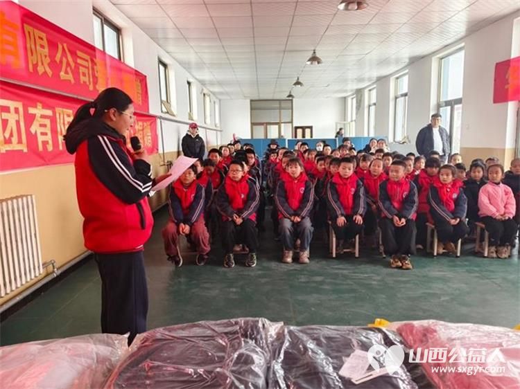 山西省红十字志愿者协会举办爱在三晋童享阳光慈善捐赠活动给清徐县孩子们送去羽绒服帽子围巾手套等陪伴孩子们过一个快乐年 - 第3张 - 山西公益人 山西省红十字志愿者协会举办爱在三晋童享阳光慈善捐赠活动给清徐县孩子们送去羽绒服帽子围巾手套等陪伴孩子们过一个快乐年 - 第3张