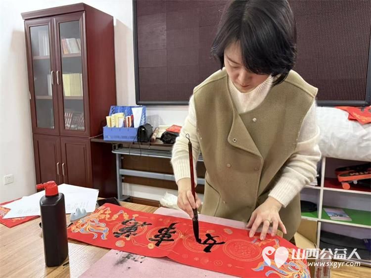 墨香迎新春春联送祝福 太原市小店区平阳路街道文华苑社区组织辖区书法爱好者开展墨香迎新春春联送祝福活动将新春暖意送到居民身边 - 第4张