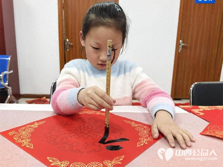 墨香迎新春春联送祝福 太原市小店区平阳路街道文华苑社区组织辖区书法爱好者开展墨香迎新春春联送祝福活动将新春暖意送到居民身边 - 第3张
