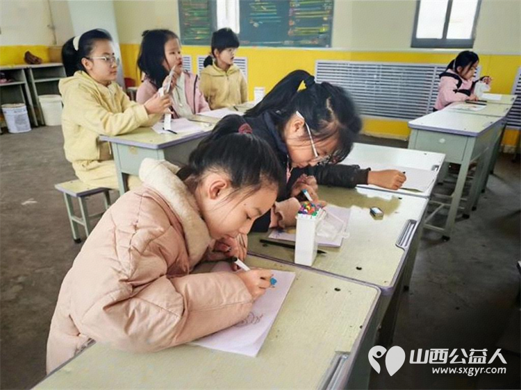 2月4日文水县爱心帮扶志愿者协会的返乡志愿者走进岳村学校继续开展公益画画课 - 第4张 - 山西公益人 2月4日文水县爱心帮扶志愿者协会的返乡志愿者走进岳村学校继续开展公益画画课 - 第4张