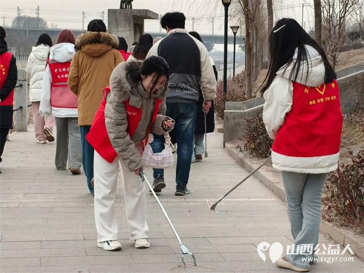 文水县爱心帮扶志愿者协会的返乡学子2月4日赴文峪河畔以行动践行新时代文明实践弯腰拾捡白色垃圾让河畔重归洁净 - 第4张