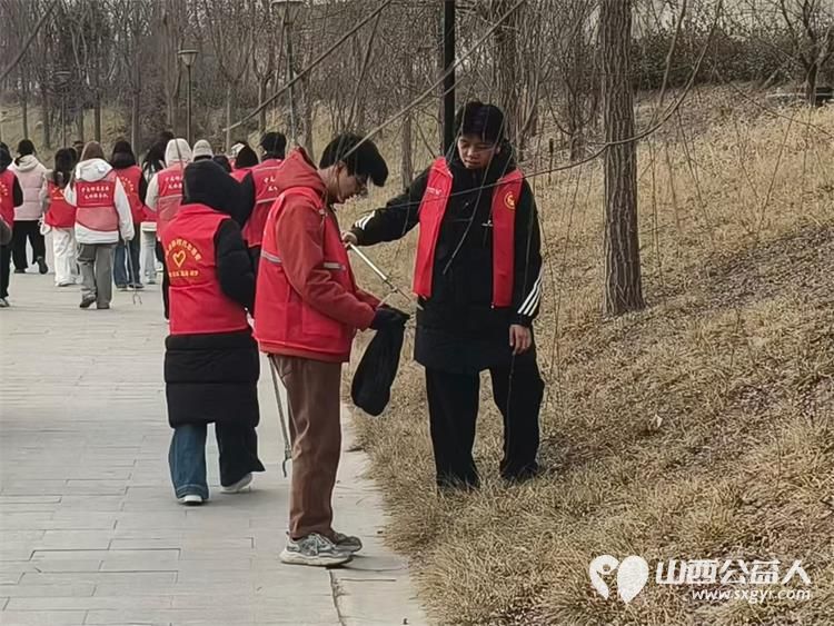 文水县爱心帮扶志愿者协会的返乡学子2月4日赴文峪河畔以行动践行新时代文明实践弯腰拾捡白色垃圾让河畔重归洁净 - 第5张