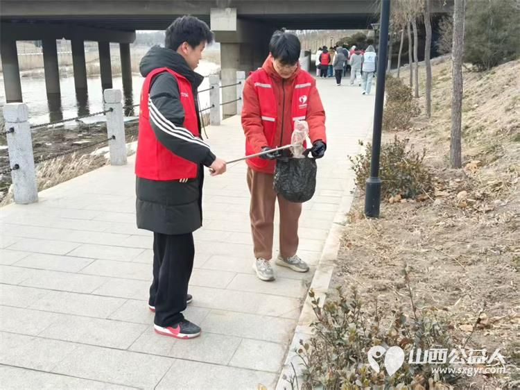 文水县爱心帮扶志愿者协会的返乡学子2月4日赴文峪河畔以行动践行新时代文明实践弯腰拾捡白色垃圾让河畔重归洁净 - 第7张