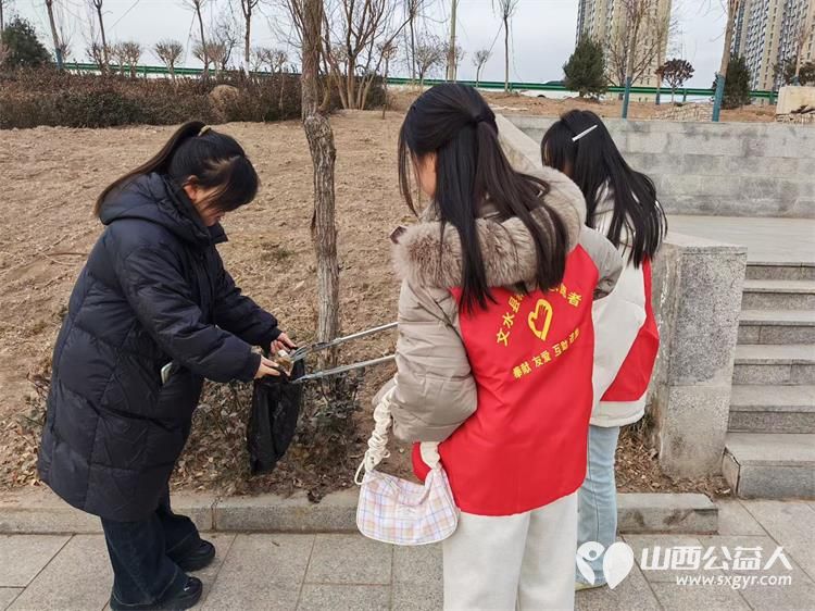 文水县爱心帮扶志愿者协会的返乡学子2月4日赴文峪河畔以行动践行新时代文明实践弯腰拾捡白色垃圾让河畔重归洁净 - 第6张