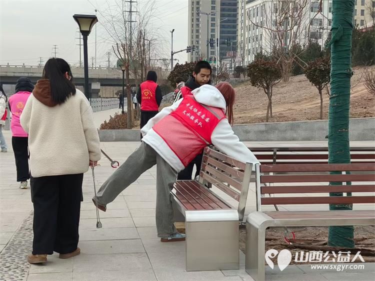 文水县爱心帮扶志愿者协会的返乡学子2月4日赴文峪河畔以行动践行新时代文明实践弯腰拾捡白色垃圾让河畔重归洁净 - 第8张