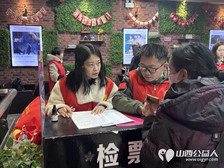 阳泉市义工联合会联合九达国际影城邀请99位老人免费观看了热播电影《东北警察故事3》陪他们看一场电影让温暖陪伴点亮老人们的幸福时光 - 第8张 - 山西公益人 阳泉市义工联合会联合九达国际影城邀请99位老人免费观看了热播电影《东北警察故事3》陪他们看一场电影让温暖陪伴点亮老人们的幸福时光 - 第8张