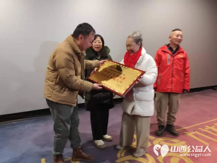 阳泉市义工联合会联合九达国际影城邀请99位老人免费观看了热播电影《东北警察故事3》陪他们看一场电影让温暖陪伴点亮老人们的幸福时光 - 第15张 - 山西公益人 阳泉市义工联合会联合九达国际影城邀请99位老人免费观看了热播电影《东北警察故事3》陪他们看一场电影让温暖陪伴点亮老人们的幸福时光 - 第15张