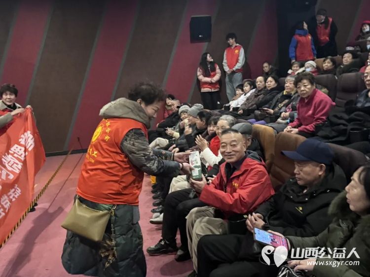 阳泉市义工联合会联合九达国际影城邀请99位老人免费观看了热播电影《东北警察故事3》陪他们看一场电影让温暖陪伴点亮老人们的幸福时光 - 第19张 - 山西公益人 阳泉市义工联合会联合九达国际影城邀请99位老人免费观看了热播电影《东北警察故事3》陪他们看一场电影让温暖陪伴点亮老人们的幸福时光 - 第19张