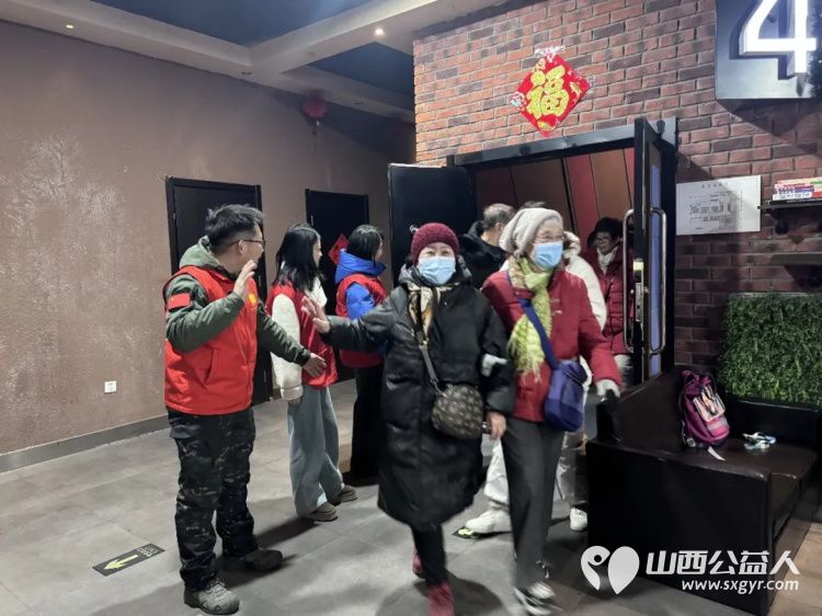 阳泉市义工联合会联合九达国际影城邀请99位老人免费观看了热播电影《东北警察故事3》陪他们看一场电影让温暖陪伴点亮老人们的幸福时光 - 第22张 - 山西公益人 阳泉市义工联合会联合九达国际影城邀请99位老人免费观看了热播电影《东北警察故事3》陪他们看一场电影让温暖陪伴点亮老人们的幸福时光 - 第22张