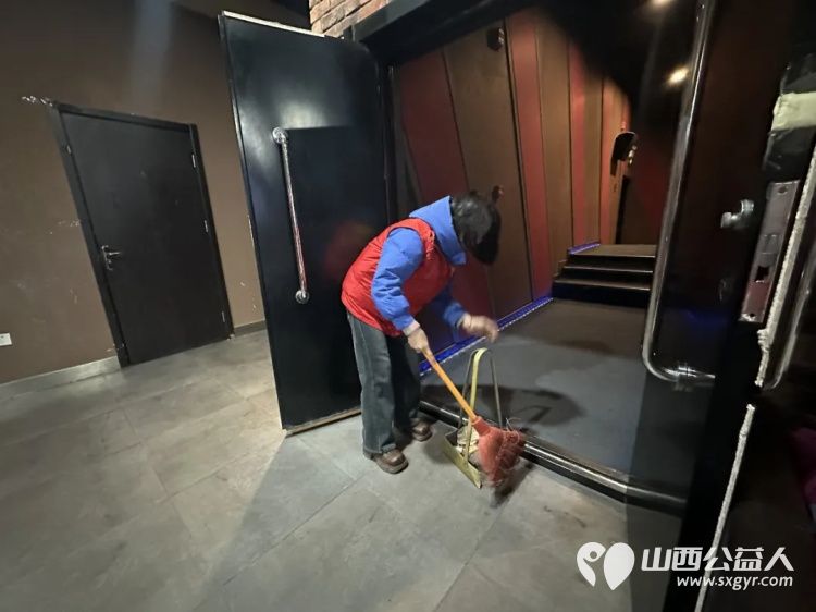 阳泉市义工联合会联合九达国际影城邀请99位老人免费观看了热播电影《东北警察故事3》陪他们看一场电影让温暖陪伴点亮老人们的幸福时光 - 第24张 - 山西公益人 阳泉市义工联合会联合九达国际影城邀请99位老人免费观看了热播电影《东北警察故事3》陪他们看一场电影让温暖陪伴点亮老人们的幸福时光 - 第24张