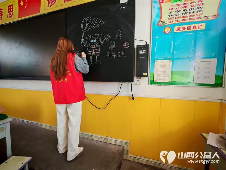 文水县爱心帮扶志愿者协会组织的返乡志愿者2月5日继续走进岳村学校开展公益画画课一笔一画绘出童心一言一行传递温暖 - 第2张