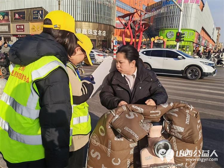 文水县爱心帮扶志愿者协会组织的返乡志愿者2月5日继续赴文水街头守十字路口传文明理念引导市民规范出行遵守交通秩序 - 第5张 - 山西公益人 文水县爱心帮扶志愿者协会组织的返乡志愿者2月5日继续赴文水街头守十字路口传文明理念引导市民规范出行遵守交通秩序 - 第5张