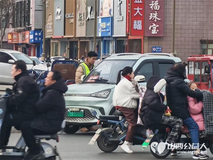 文水县爱心帮扶志愿者协会组织的返乡志愿者2月5日继续赴文水街头守十字路口传文明理念引导市民规范出行遵守交通秩序 - 第6张 - 山西公益人 文水县爱心帮扶志愿者协会组织的返乡志愿者2月5日继续赴文水街头守十字路口传文明理念引导市民规范出行遵守交通秩序 - 第6张