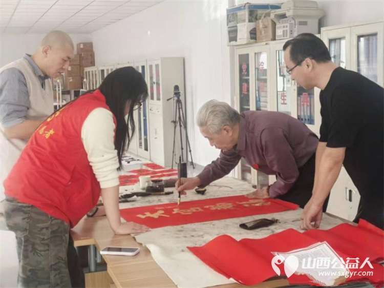 翰墨迎春送万福同心共建暖民心----迎泽区双塔街道南巷二社区携手多家共建单位开展新春送福活动为辖区高龄老人及新就业群体送上诚挚的新春祝福 - 第4张