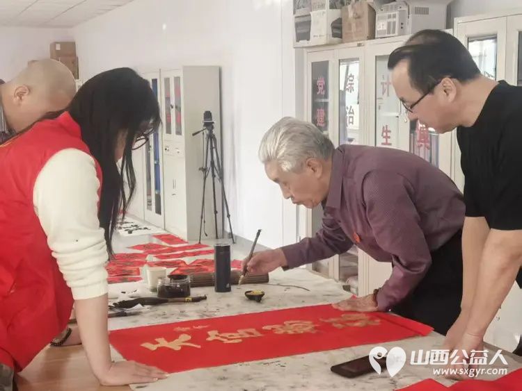 翰墨迎春送万福同心共建暖民心----迎泽区双塔街道南巷二社区携手多家共建单位开展新春送福活动为辖区高龄老人及新就业群体送上诚挚的新春祝福 - 第10张
