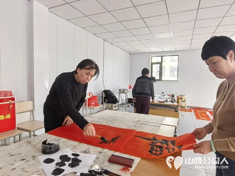 翰墨迎春送万福同心共建暖民心----迎泽区双塔街道南巷二社区携手多家共建单位开展新春送福活动为辖区高龄老人及新就业群体送上诚挚的新春祝福 - 第7张