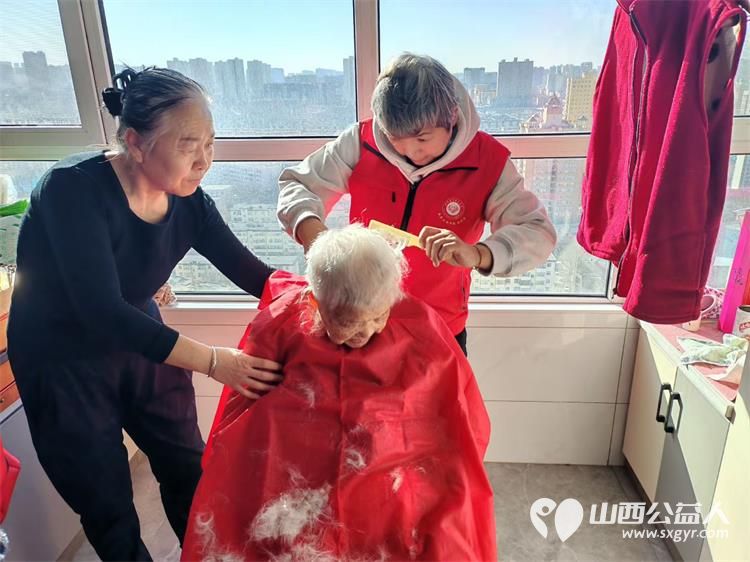 情暖马年关爱相伴太原杏花红志愿服务中心携手山西省小额贷款公司、太原市智慧社区发展中心、职工新街迎春社区及爱心人士共同开展新春慰问活动 - 第5张