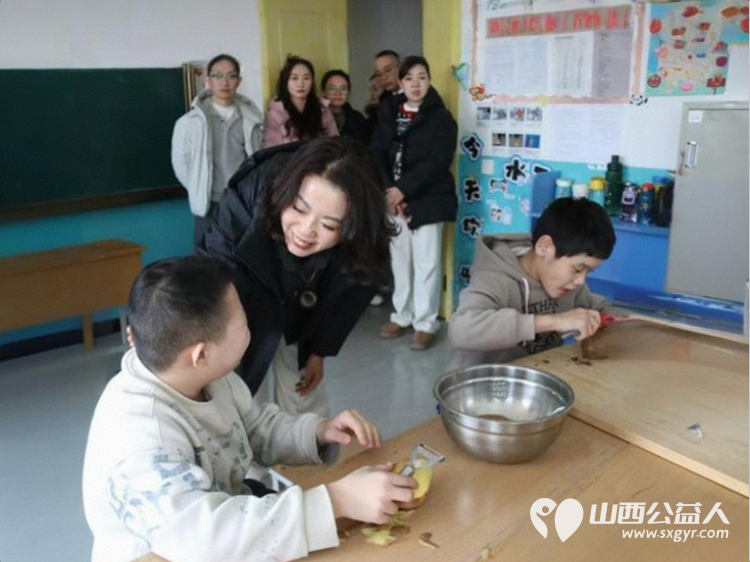 我们是谁不重要是哪个单位更不重要我们就是尽自己所能去做一些善事感谢这些默默无闻乐于奉献的爱心人士莅临太原市灵星社区服务中心给我们的孩子们带来生活物资 - 第7张