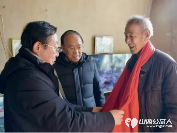 骏马踏春暖乡野 振兴联心惠民生----山西乡村振兴学会联合体赴榆次什贴村等地开展新春慰问为高龄老人行动不便的特困户送上了米面油生活物资及慰问金 - 第3张