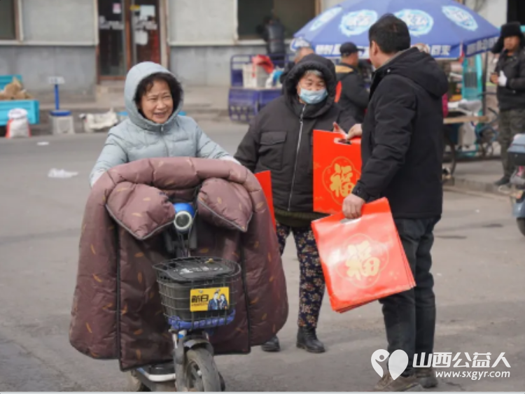 骏马踏春暖乡野 振兴联心惠民生----山西乡村振兴学会联合体赴榆次什贴村等地开展新春慰问为高龄老人行动不便的特困户送上了米面油生活物资及慰问金 - 第11张