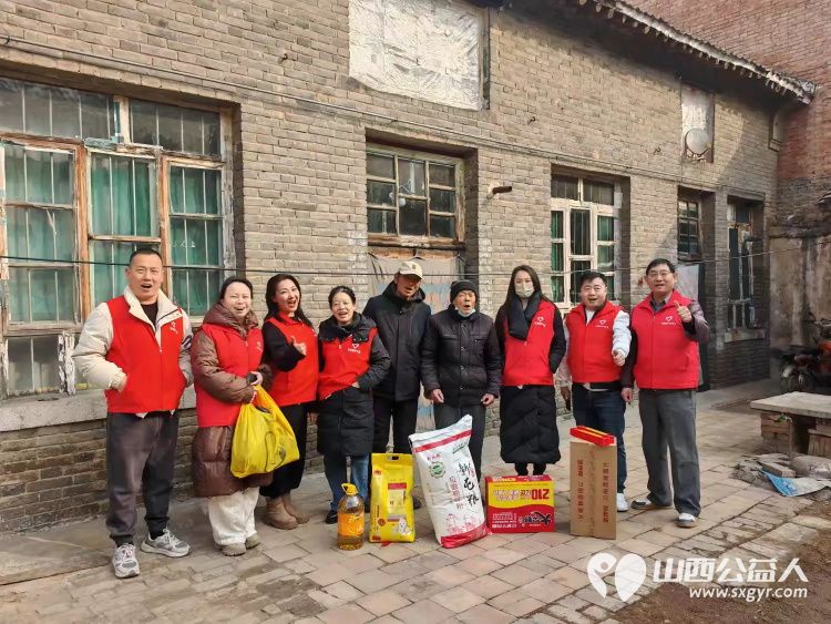 新春送温暖关爱伴前行 长治圆梦公益组织志愿者来到长子县西南呈村开展困难家庭慰问活动为残疾的老人和五保户捐赠米面油面片方便面棉衣和慰问金让温暖在寒冬中传递 - 第2张