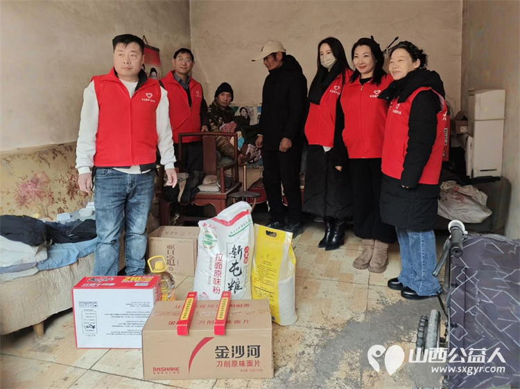 新春送温暖关爱伴前行 长治圆梦公益组织志愿者来到长子县西南呈村开展困难家庭慰问活动为残疾的老人和五保户捐赠米面油面片方便面棉衣和慰问金让温暖在寒冬中传递 - 第6张