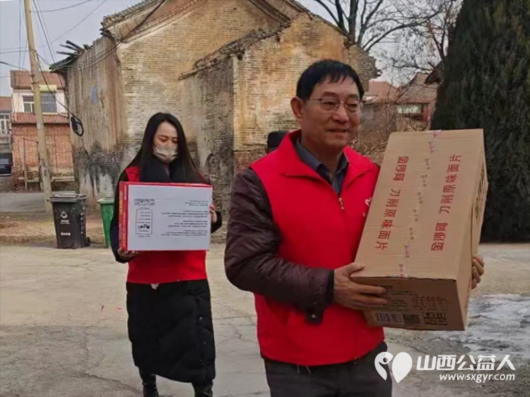 新春送温暖关爱伴前行 长治圆梦公益组织志愿者来到长子县西南呈村开展困难家庭慰问活动为残疾的老人和五保户捐赠米面油面片方便面棉衣和慰问金让温暖在寒冬中传递 - 第20张