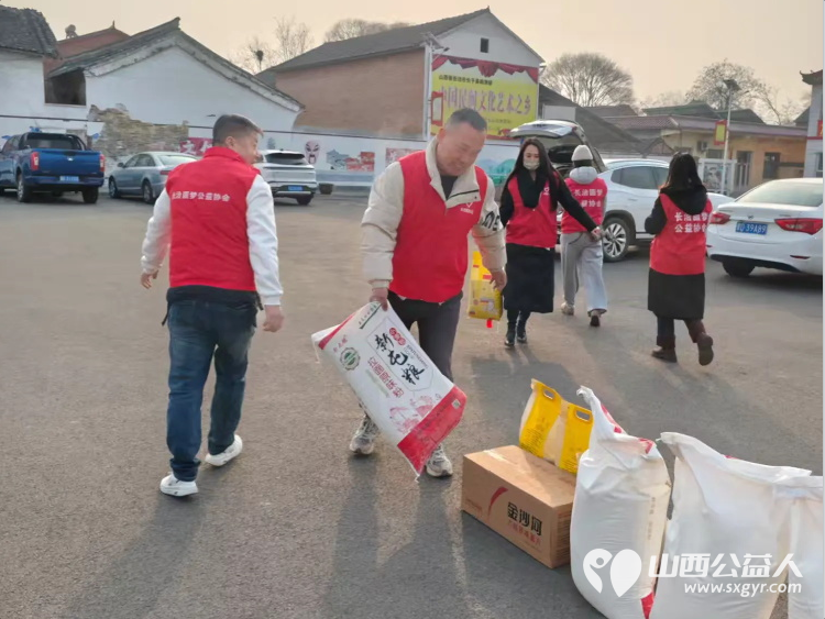 新春送温暖关爱伴前行 长治圆梦公益组织志愿者来到长子县西南呈村开展困难家庭慰问活动为残疾的老人和五保户捐赠米面油面片方便面棉衣和慰问金让温暖在寒冬中传递 - 第9张