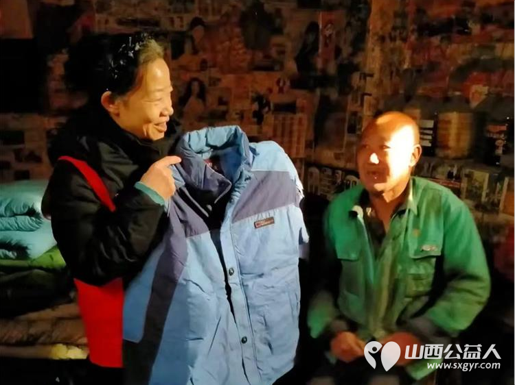新春送温暖关爱伴前行 长治圆梦公益组织志愿者来到长子县西南呈村开展困难家庭慰问活动为残疾的老人和五保户捐赠米面油面片方便面棉衣和慰问金让温暖在寒冬中传递 - 第16张