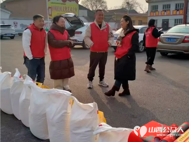 新春送温暖关爱伴前行 长治圆梦公益组织志愿者来到长子县西南呈村开展困难家庭慰问活动为残疾的老人和五保户捐赠米面油面片方便面棉衣和慰问金让温暖在寒冬中传递 - 第8张